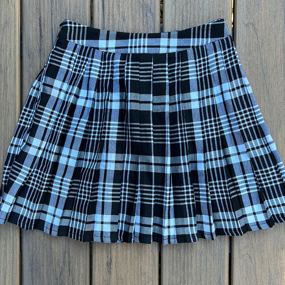 Pretty Little Thing Black and White Plaid Pleated Miniskirt EUC